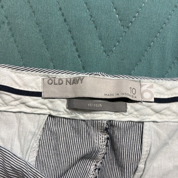 Old Navy Mid Rise Pinstriped 3-inch Shorts Size: 10 - Picture 6 of 8